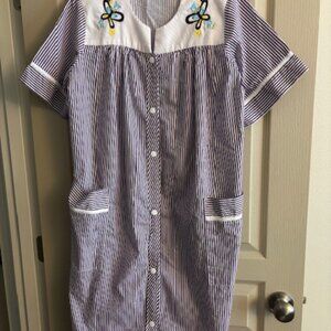 Easy Essentials Women's M Seersucker Lilac/White Snap Front Robe/Housedress 41"